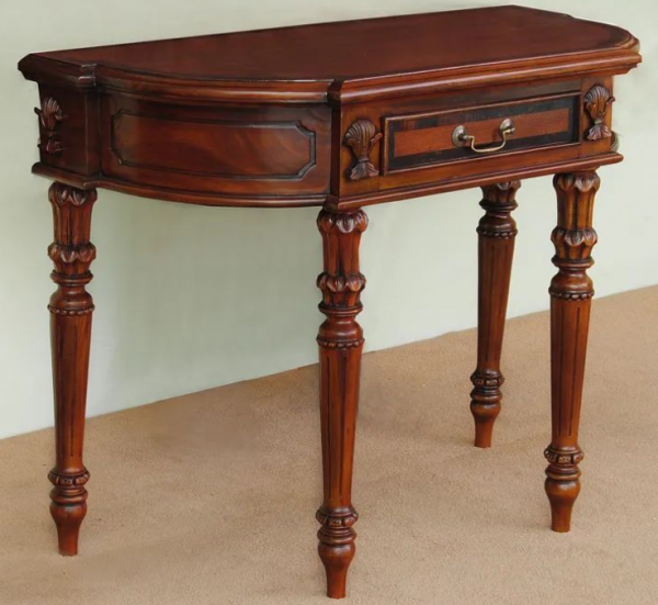 Laci dan meja dengan aksen kaki berukir